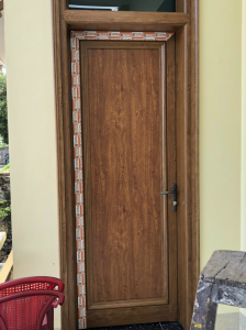 Đẹp mắt và sang trọng, cửa nhôm omega vân gỗ sẽ tạo nên không gian sống đẳng cấp cho ngôi nhà của bạn. Hãy xem hình ảnh để tận hưởng sự đẹp mê hồn của cửa nhôm omega vân gỗ nhé.